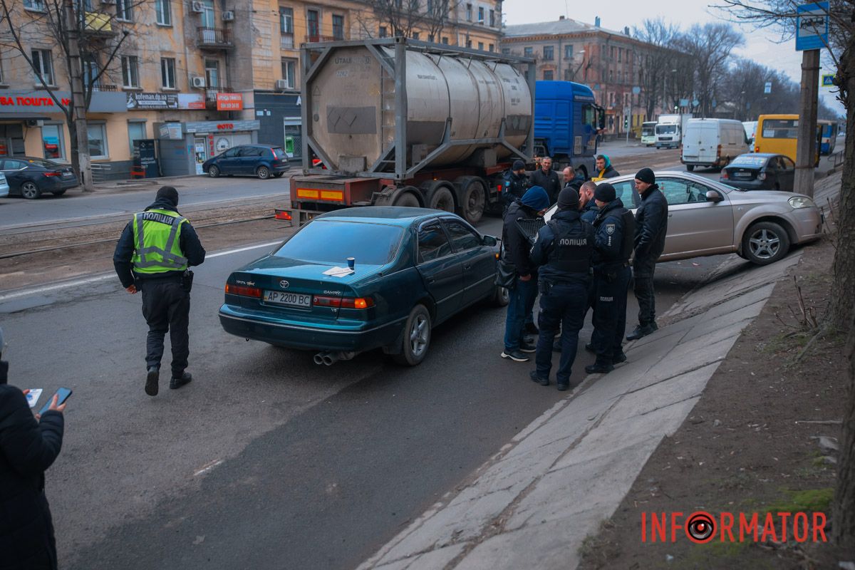 Водій Toyota влетів у два припарковані Chevrolet