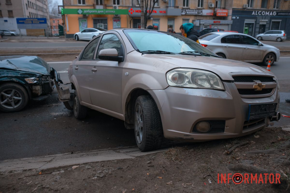 Toyota врізалася у дві припарковані автівки Chevrolet