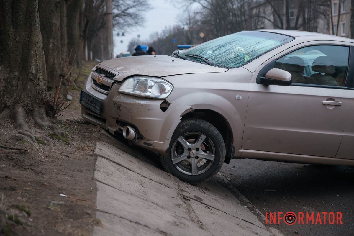 Від удару один з понівечених транспортних засобів вилетів на узбіччя.