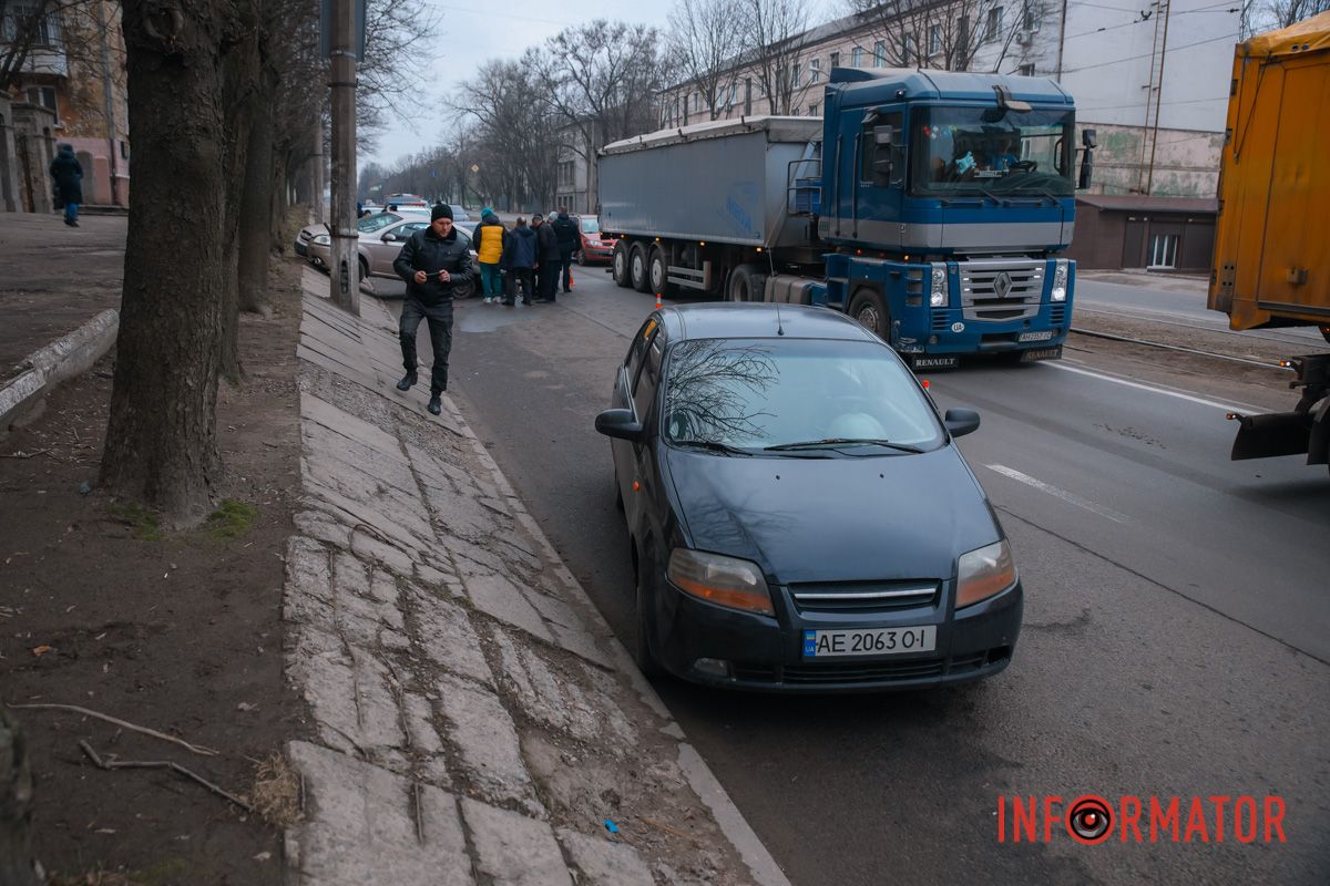Водій хотів перелаштуватися в іншу смугу, та йому завадили інші авто