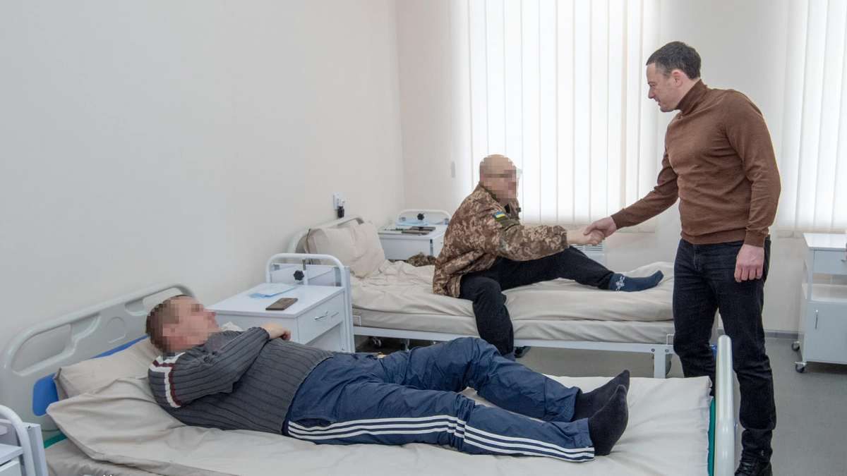 Міський голова Кам'янського відвідав Захисників у Центрі реабілітації