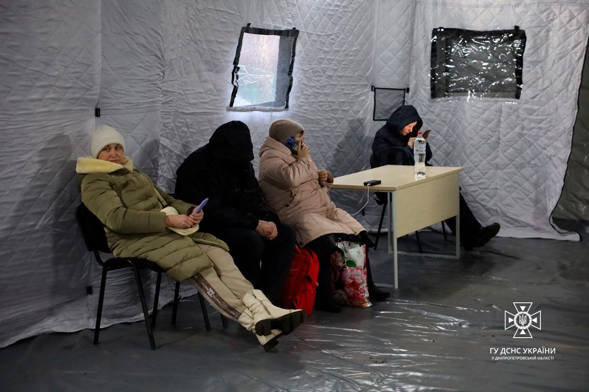 На місці розгорнули пункт обігріву для громадян На місці розгорнули пункт обігріву для громадян