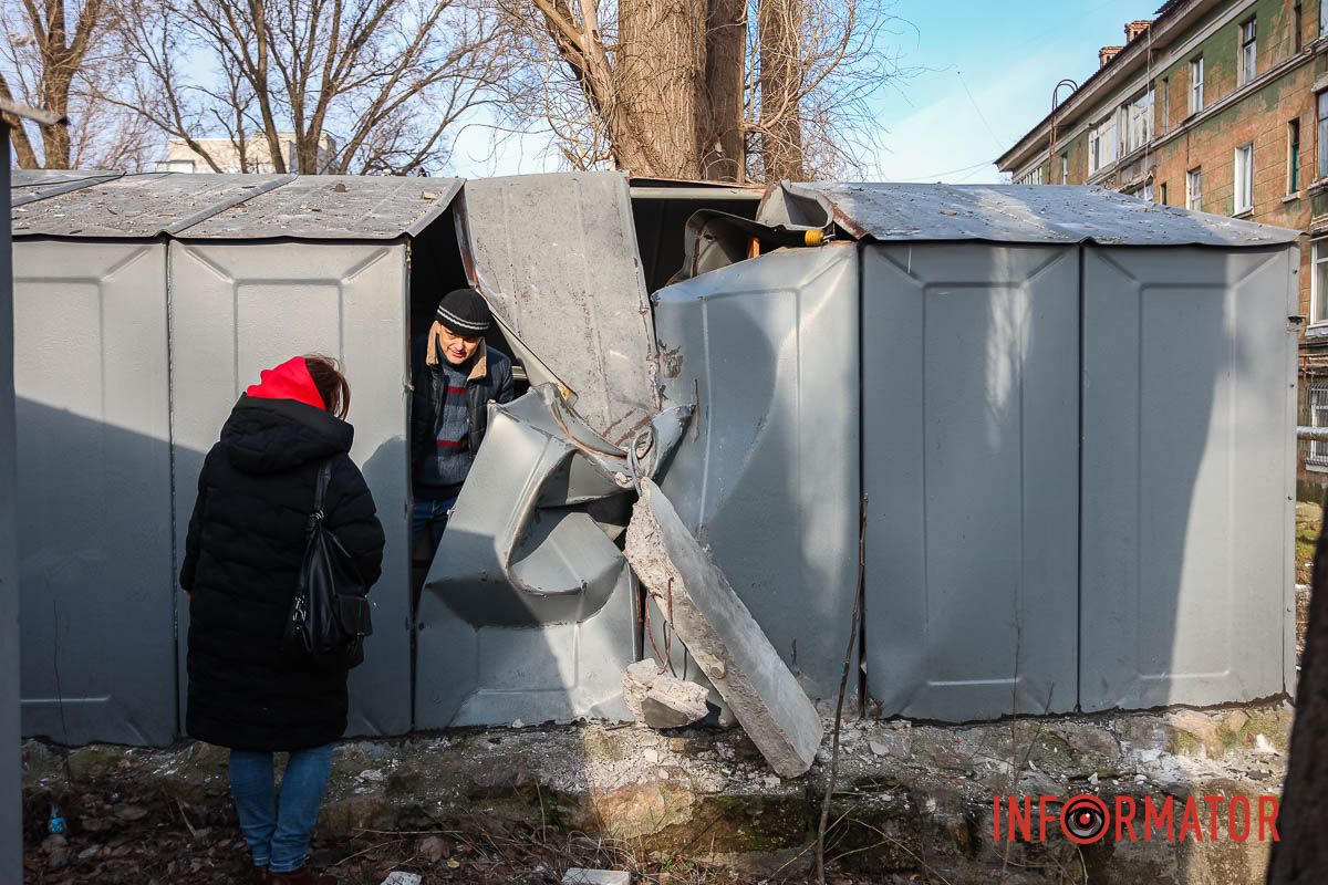 Пошкодились також гараж і машини поруч з будинком Пошкодились також гараж і машини поруч з будинком
