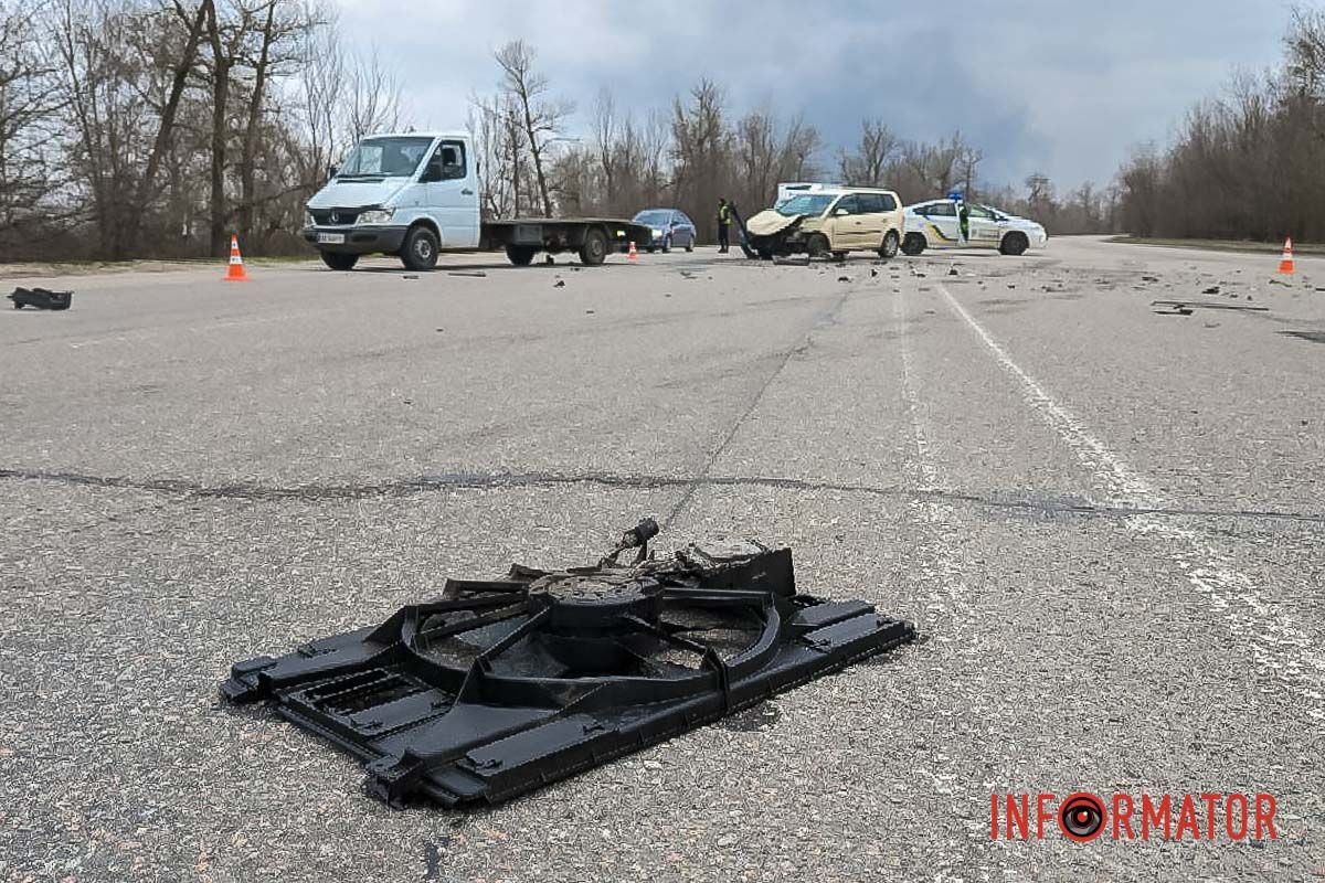 Станом на 16:30, з проїжджої частини прибирають автівки, приїхав евакуатор