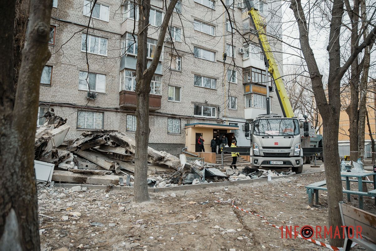 Плиты грузят краном