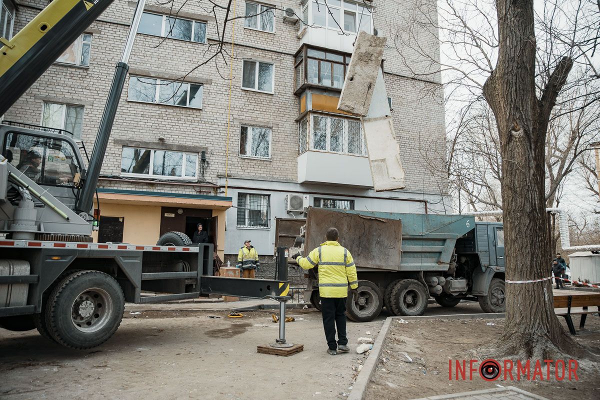 Грузят обломки дома