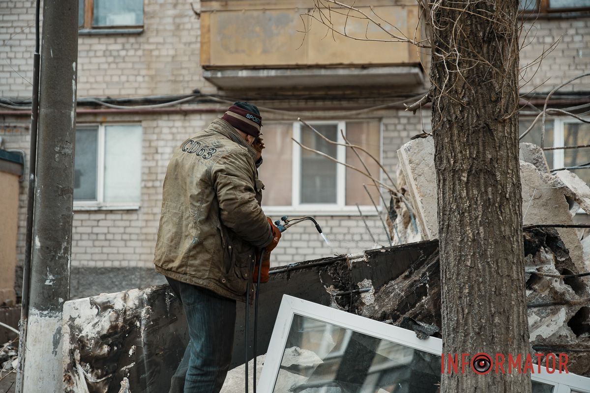 По 9-му и 8-му этажам наружные несущие стены фасадов с обеих сторон здания отклонены