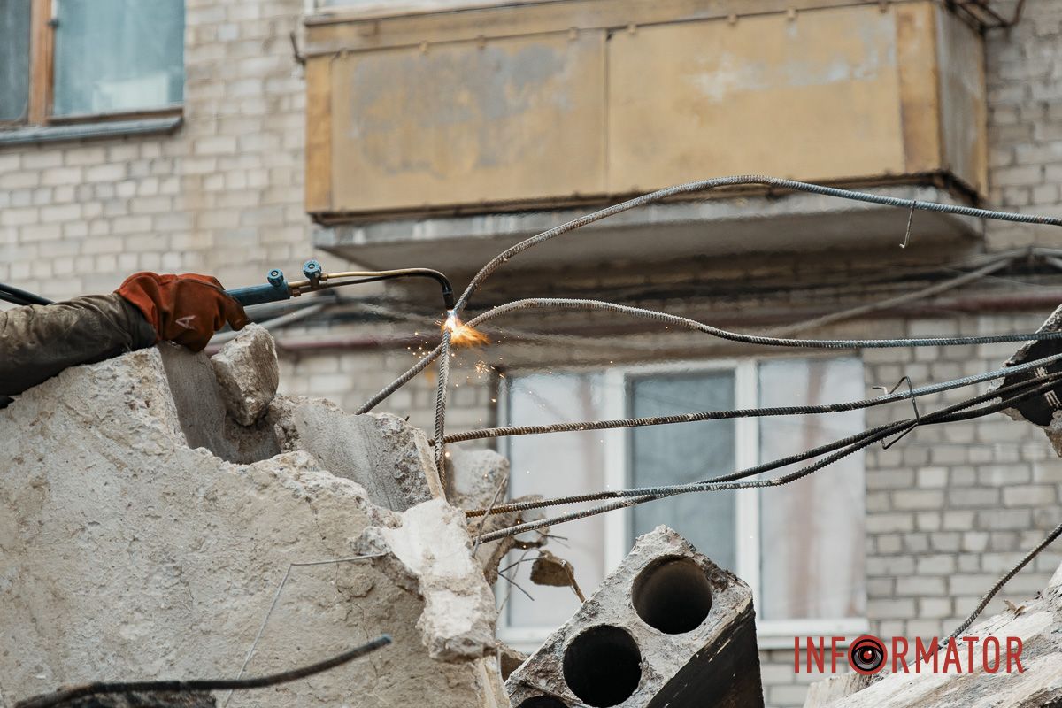 Режут плиты