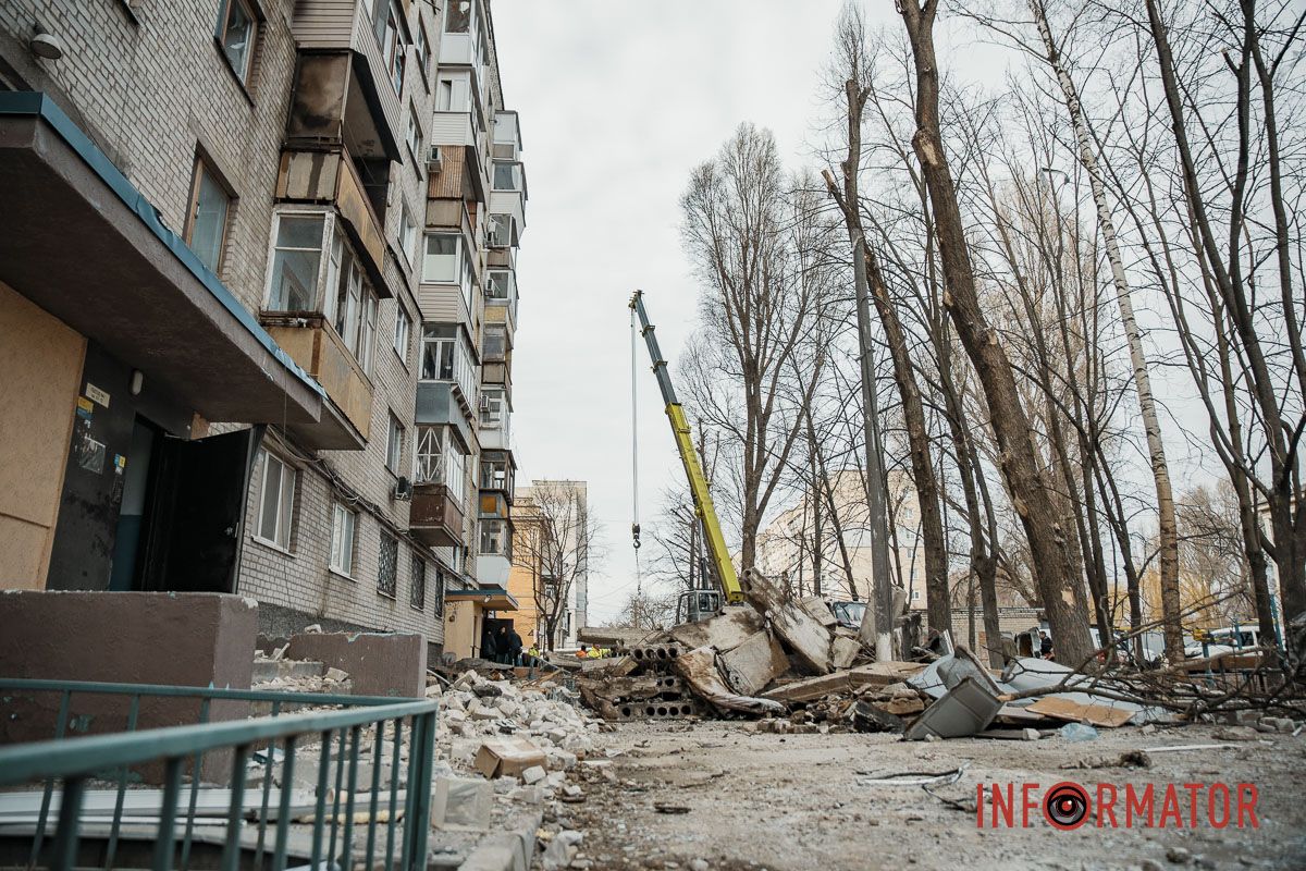 Жители дома спасают свое имущество