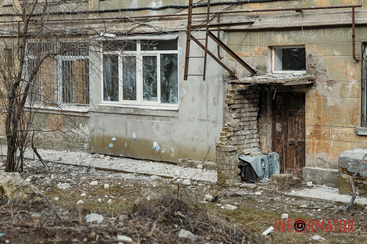 Обломки улетели в соседний дом