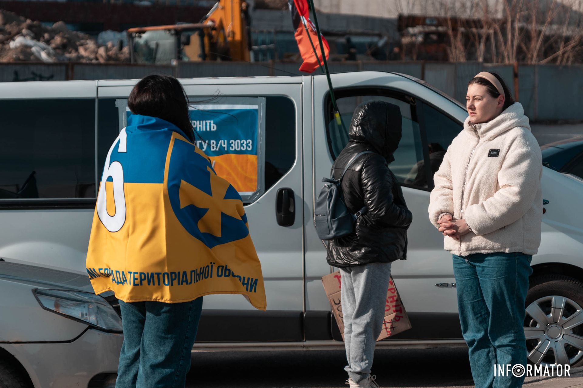 Так, біля “Кулі бажань” зібрались родини військовополонених.  Так, біля “Кулі бажань” зібрались родини військовополонених.