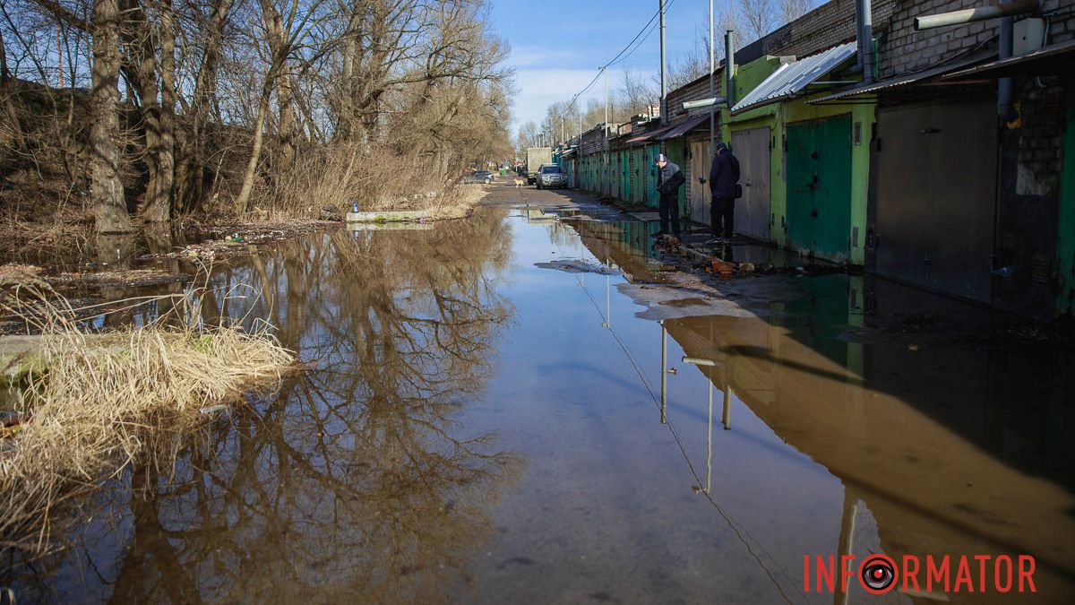 “Це все наші проблеми”: у Дніпрі на Каруни вулицю заливає водою, навколо гаражного кооперативу утворилися “озера”