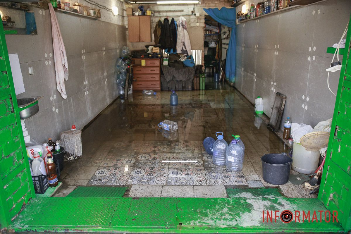 Три гаража уже затопило Три гаража уже затопило