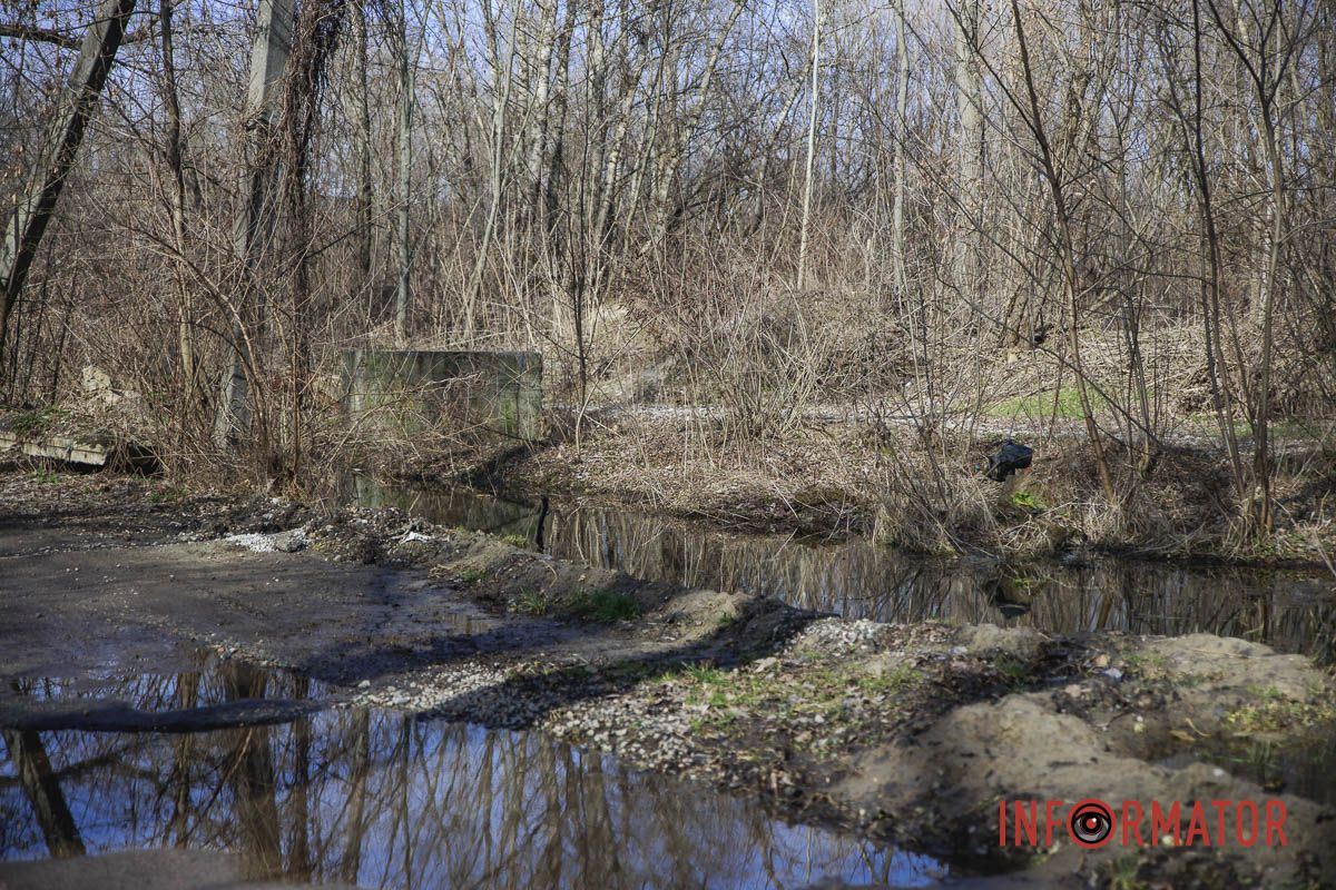 Глубина достигает 40 сантиметров Глубина достигает 40 сантиметров