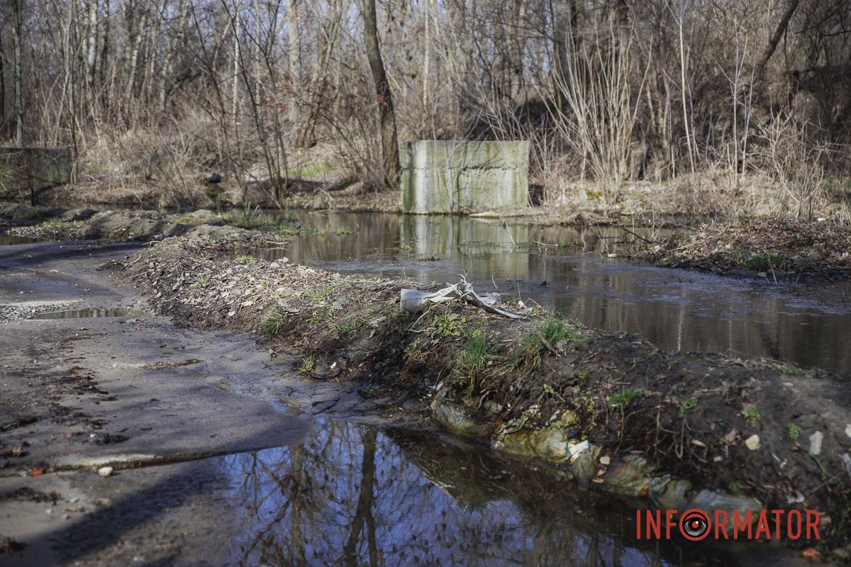 У заезда на Амурский мост территорию заливает водой У заезда на Амурский мост территорию заливает водой