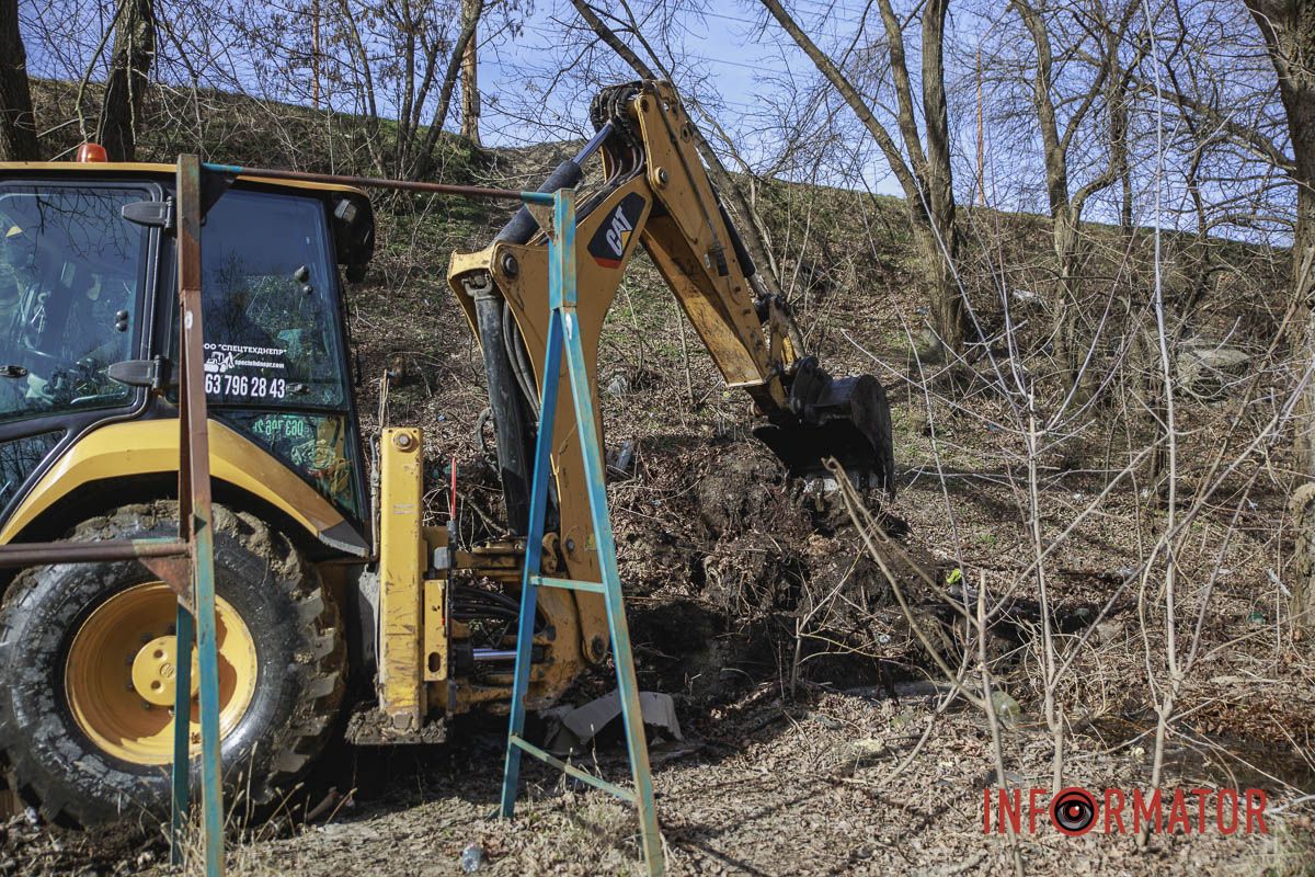 Своим средствам люди наняли строительную технику Своим средствам люди наняли строительную технику