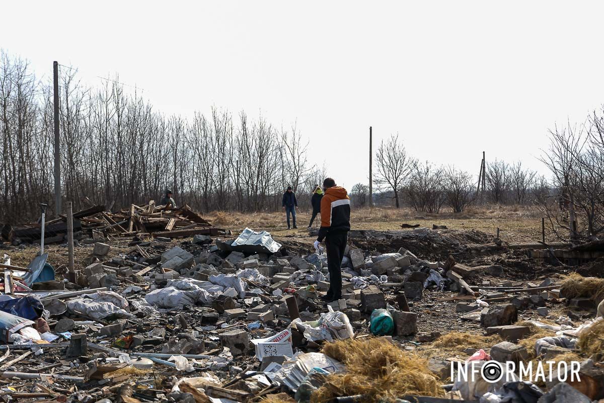 Люди помогают