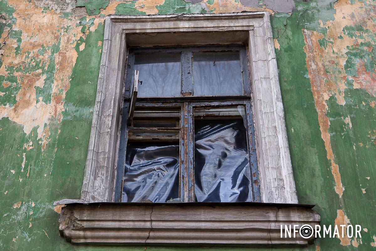 Выбитое стекло