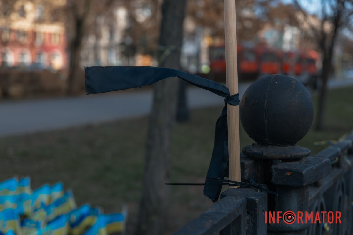 Наразі понівечений стяг та банер прибрали