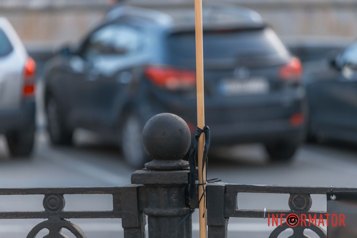 Вандали розірвали прапор та пошкодили банер