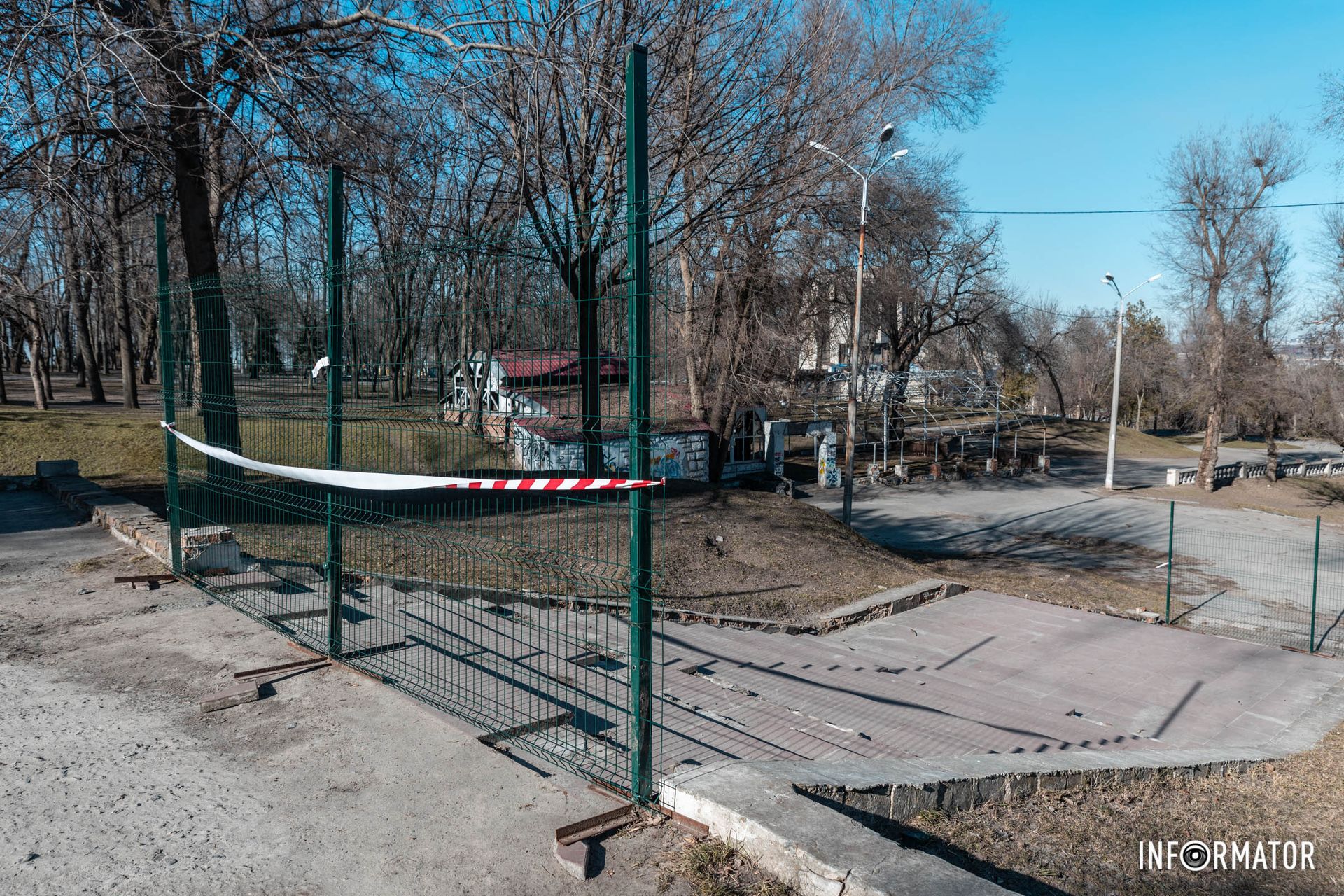 В парке Шевченко в Днепре установили забор В парке Шевченко в Днепре установили забор