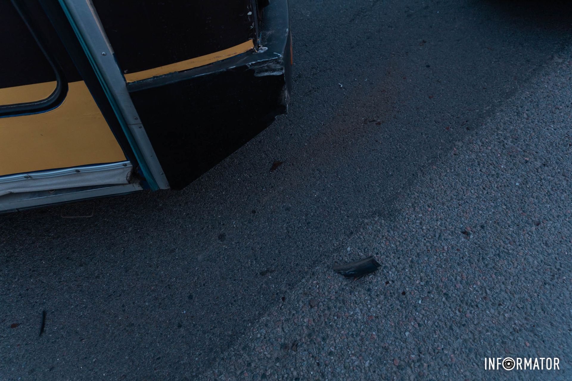 На дорозі уламки транспортних засобів На дорозі уламки транспортних засобів