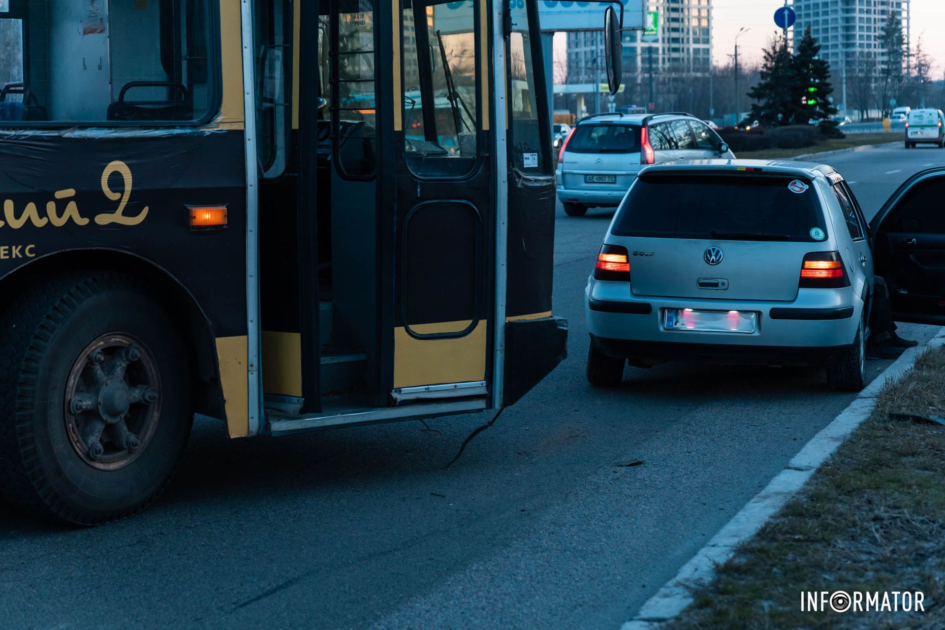 Автівки стоять по вулиці Набережної Перемоги до вулиці Ливарної. Автівки стоять по вулиці Набережної Перемоги до вулиці Ливарної.