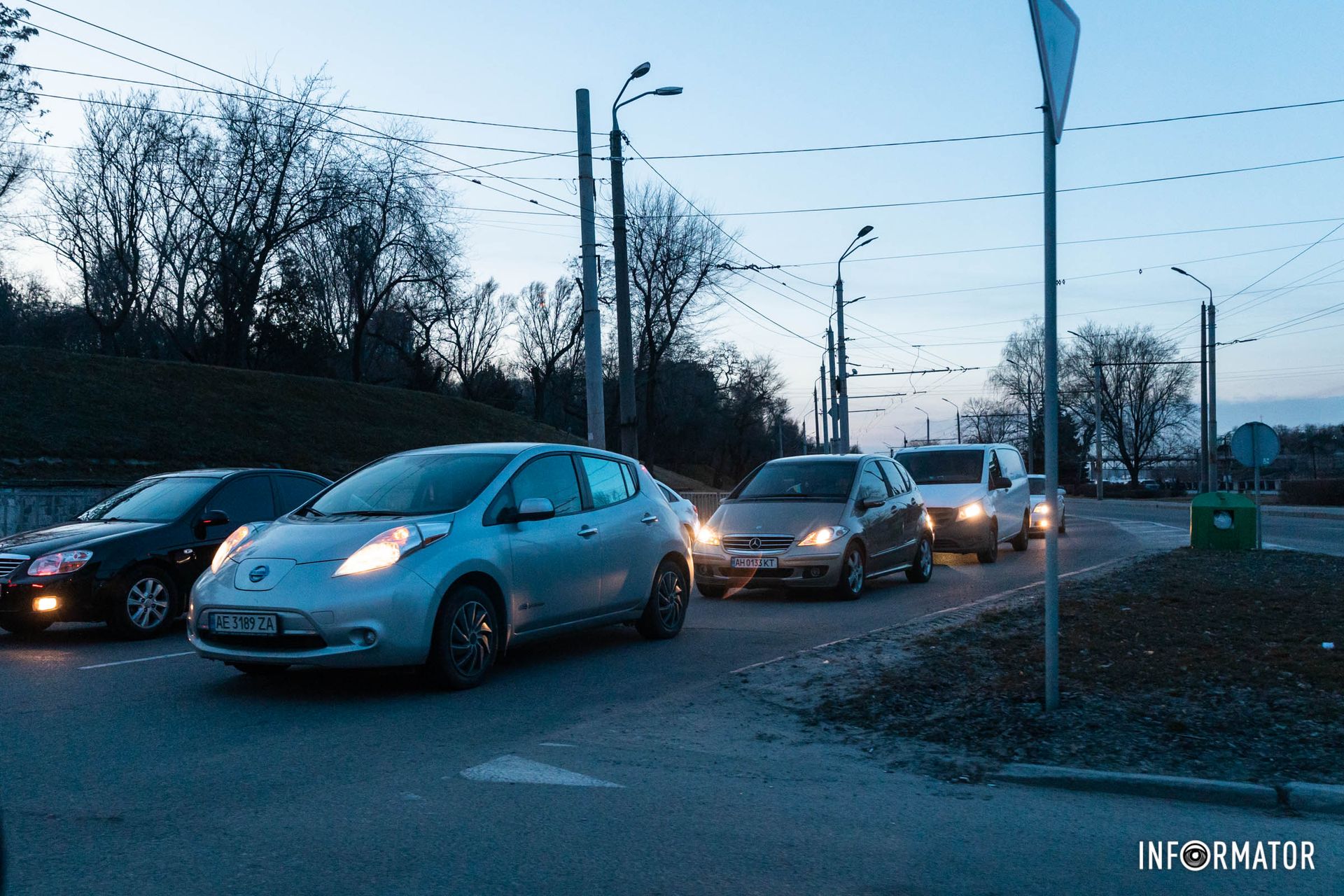 В районі перехрестя з Мандриківським Узвозом зіткнулись Volkswagen та тролейбус №10 “ж/м Перемоги-5 - Історичний музей” В районі перехрестя з Мандриківським Узвозом зіткнулись Volkswagen та тролейбус №10 “ж/м Перемоги-5 - Історичний музей”