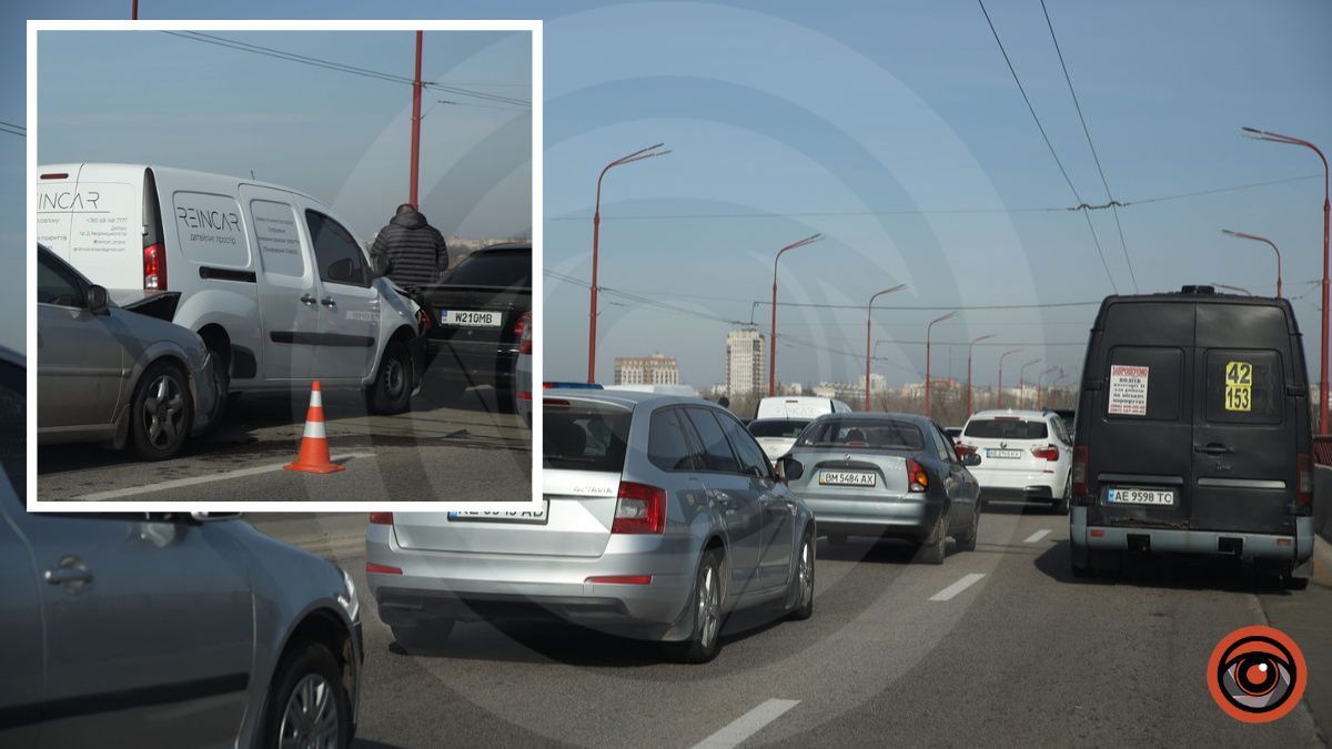 У Дніпрі через ДТП на Новому мосту виник величезний затор