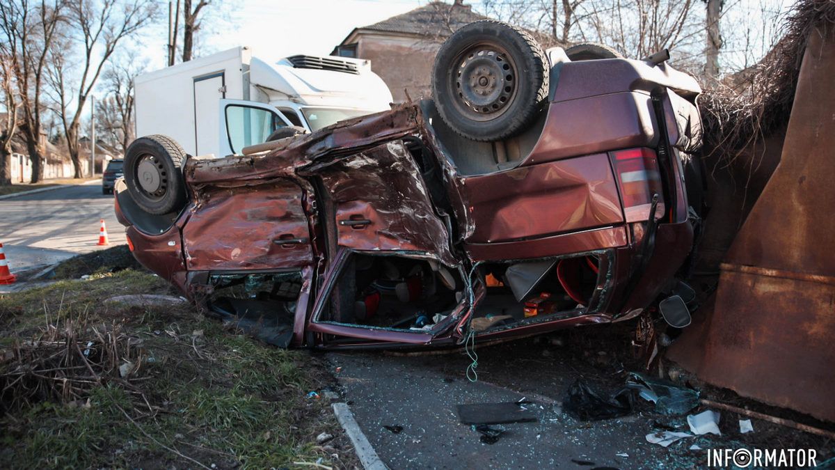 В Днепре на Ивасюка Mercedes после столкновения с грузовиком врезался в забор и перевернулся на крышу: есть пострадавший