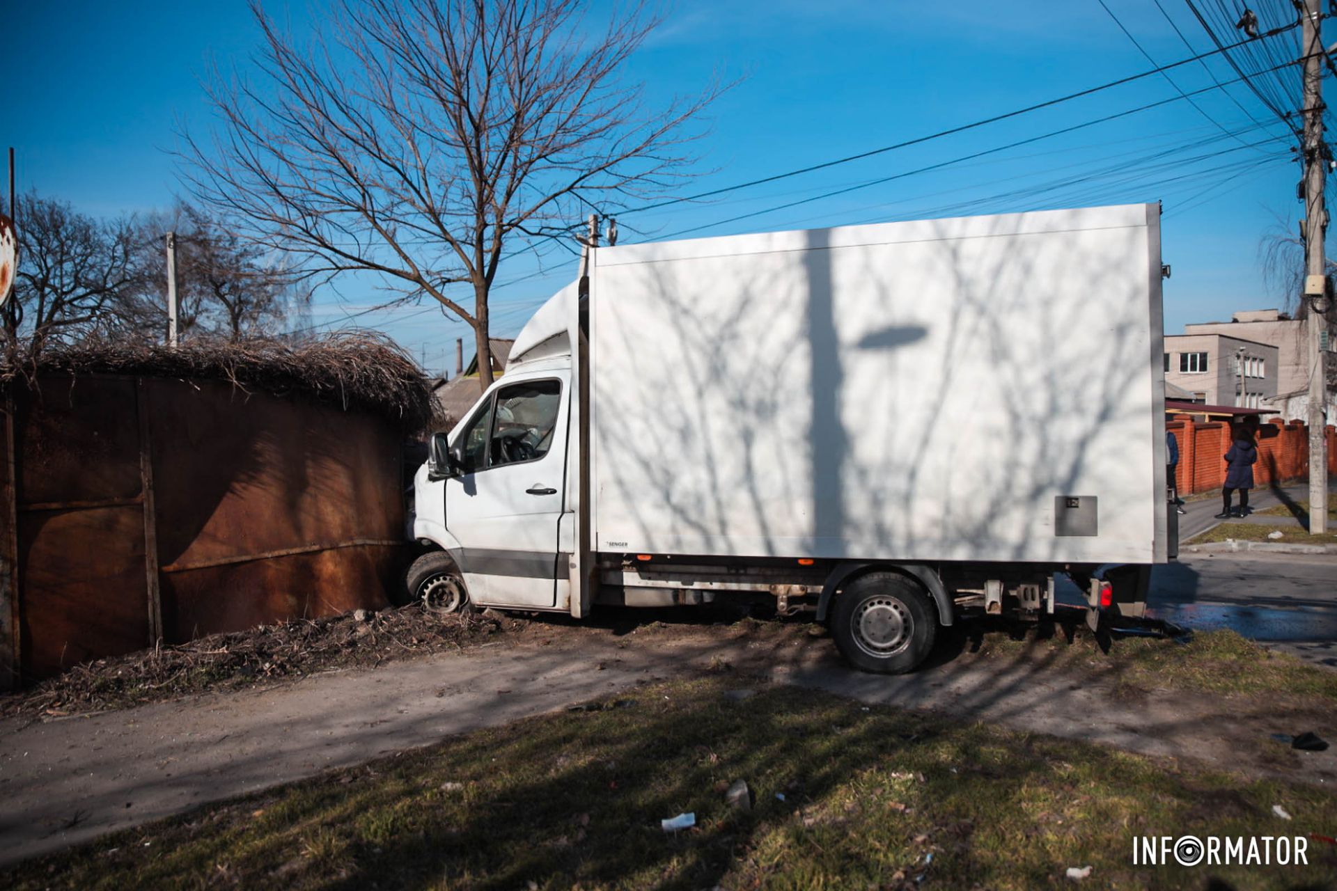 Грузовой Mercedes тоже в заборе Грузовой Mercedes тоже в заборе