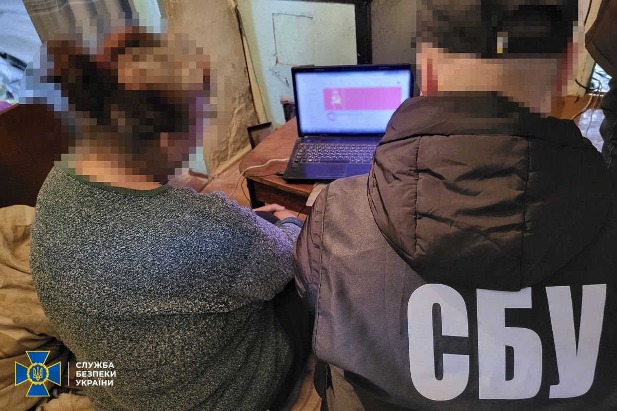 Другая враждебная приспешница из Павлоградского района располагала тоталитарным режимом и агитировала поддерживать диктатуру путина