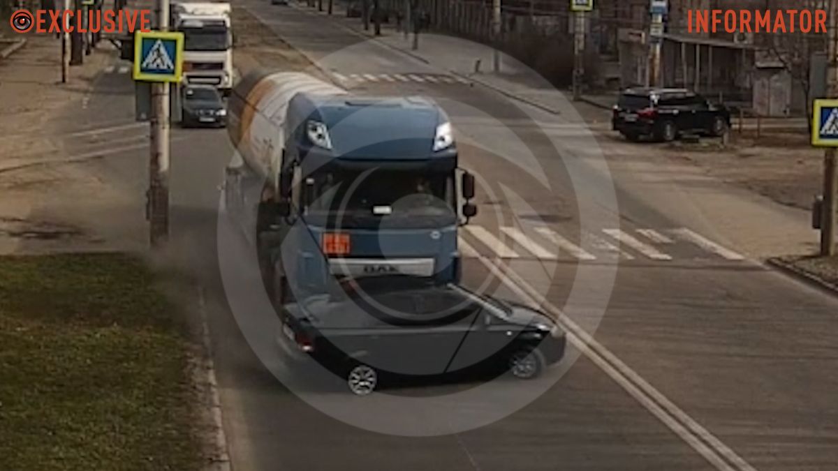 У Дніпрі на проспекті Нігояна фура підім'яла та протягнула Chevrolet: відео моменту