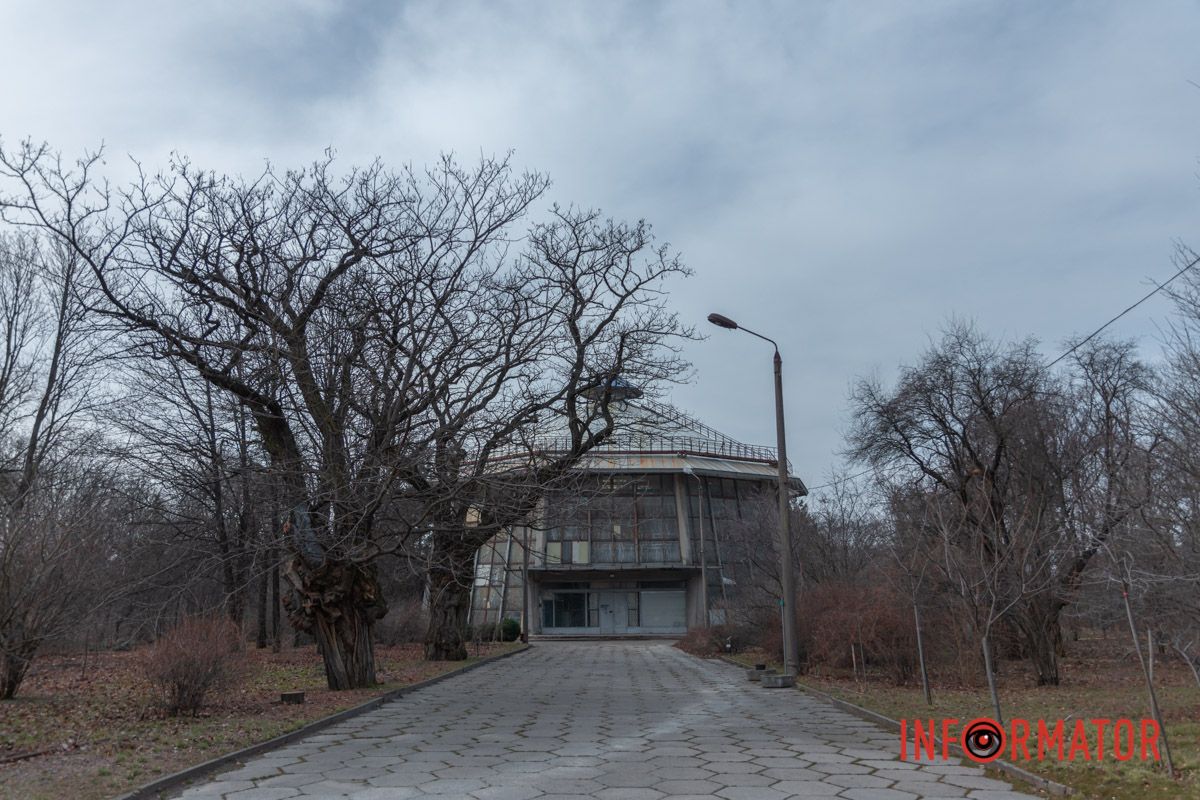 Центральная аллея и оранжерея в ботсаду