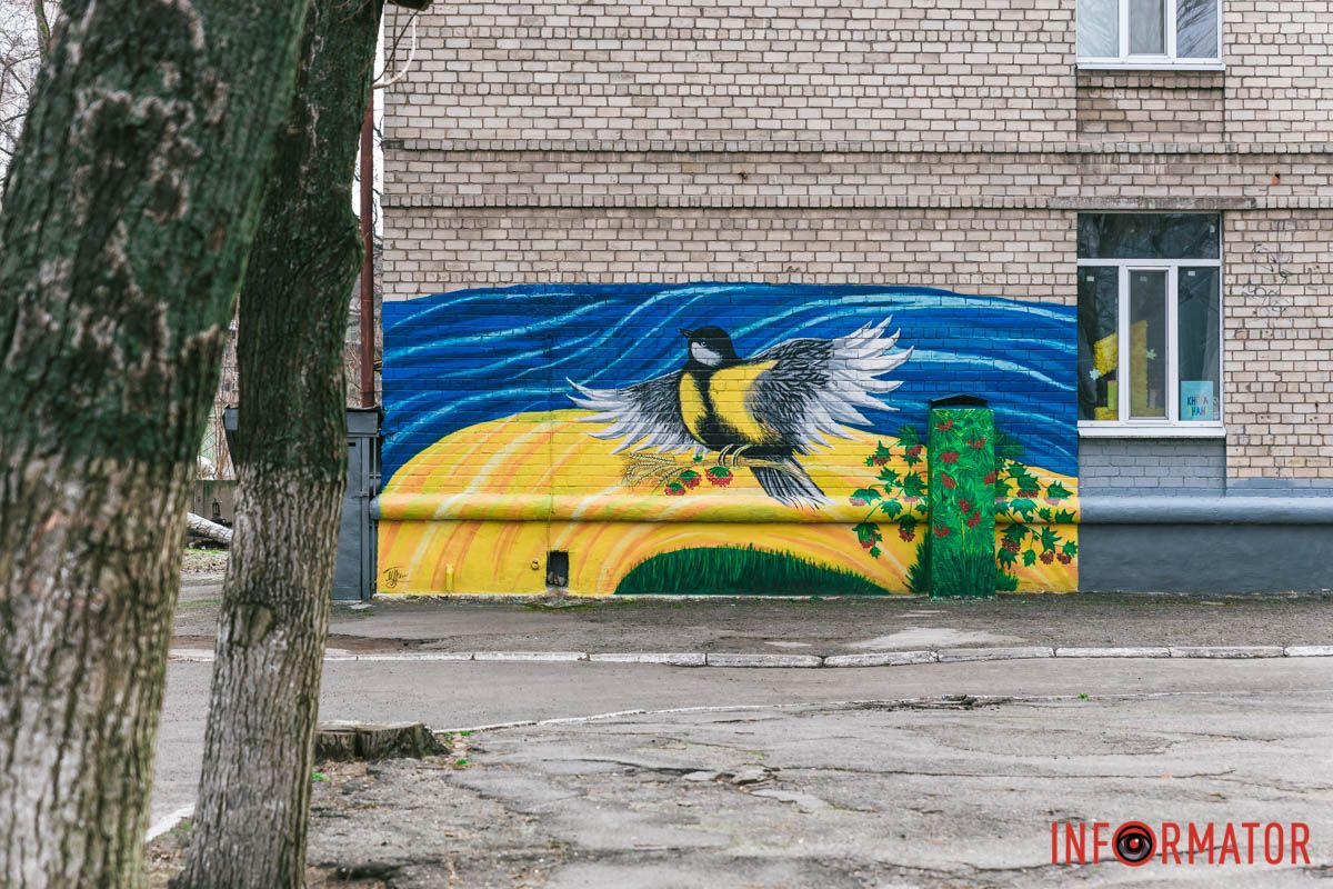 Мурал с птицей Мурал с птицей