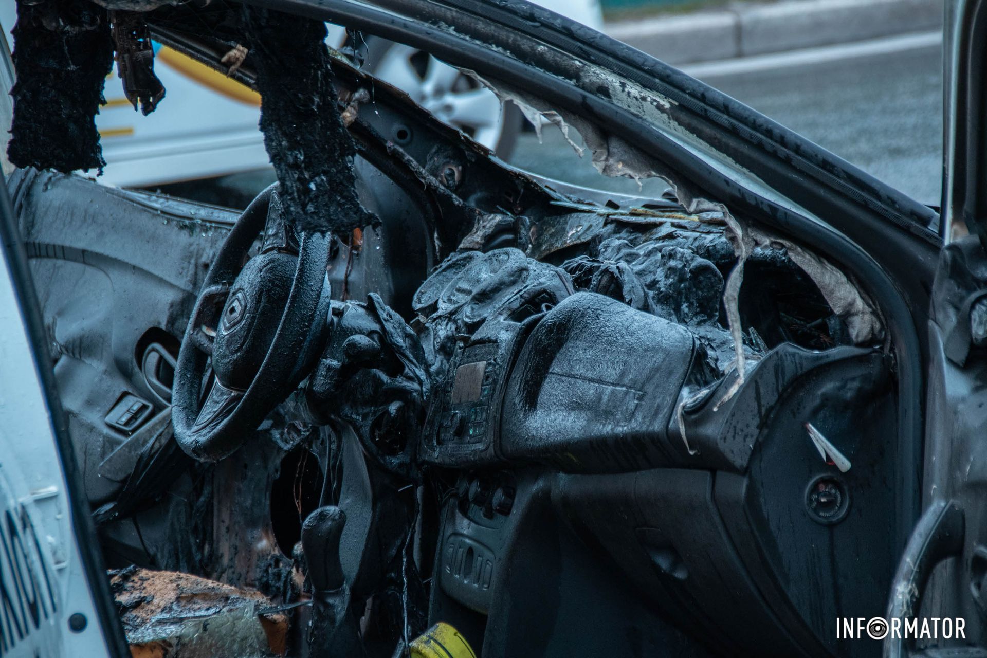 Під час руху загорілась автівка таксі Uklon Під час руху загорілась автівка таксі Uklon