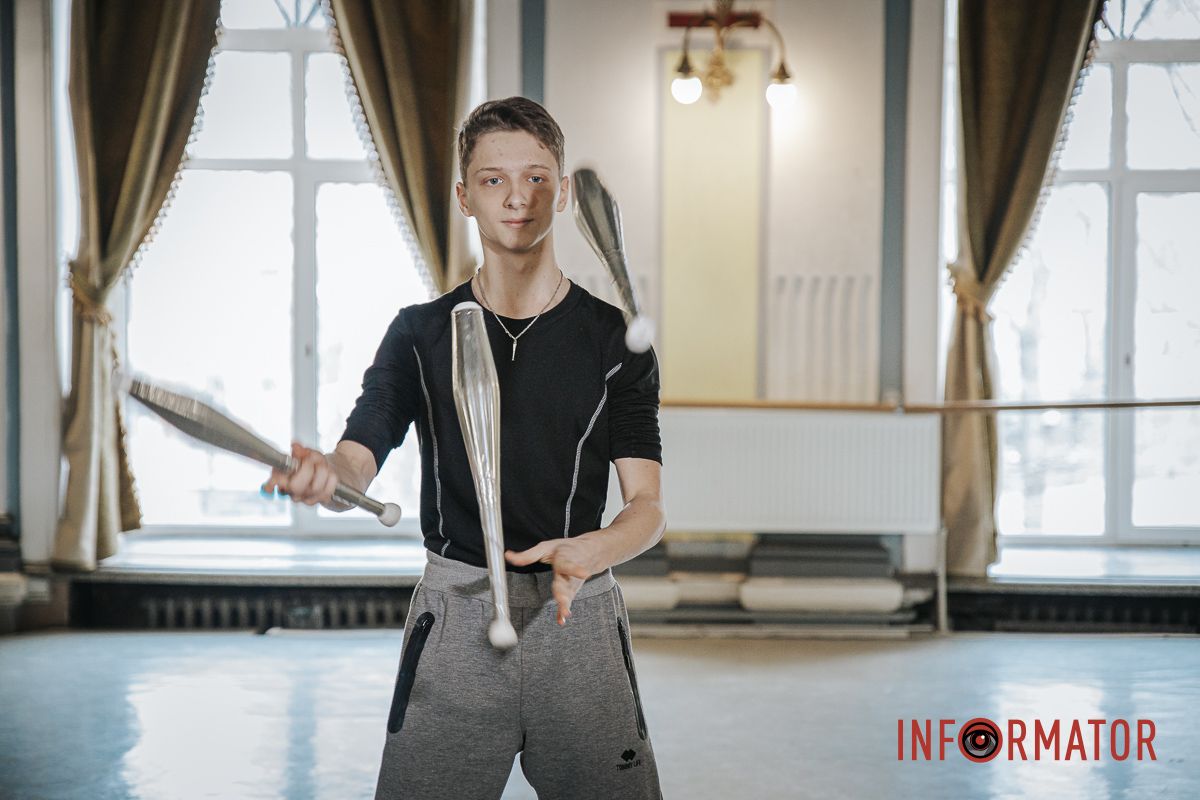 Каждый день он тренируется по 2-6 часов Каждый день он тренируется по 2-6 часов