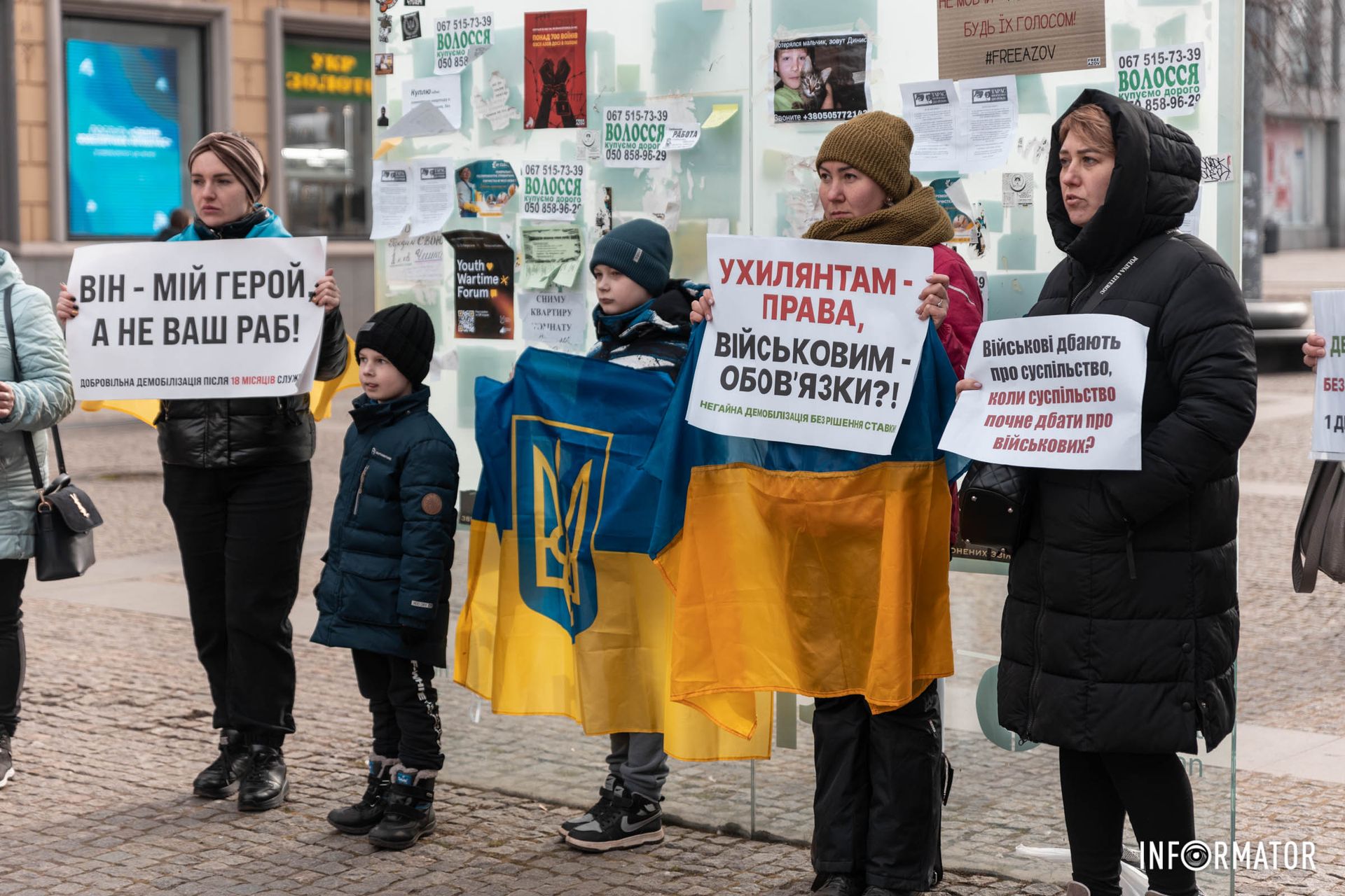 Родственники военнослужащих скандировали: «Настало время других!» Родственники военнослужащих скандировали: «Пора других!»