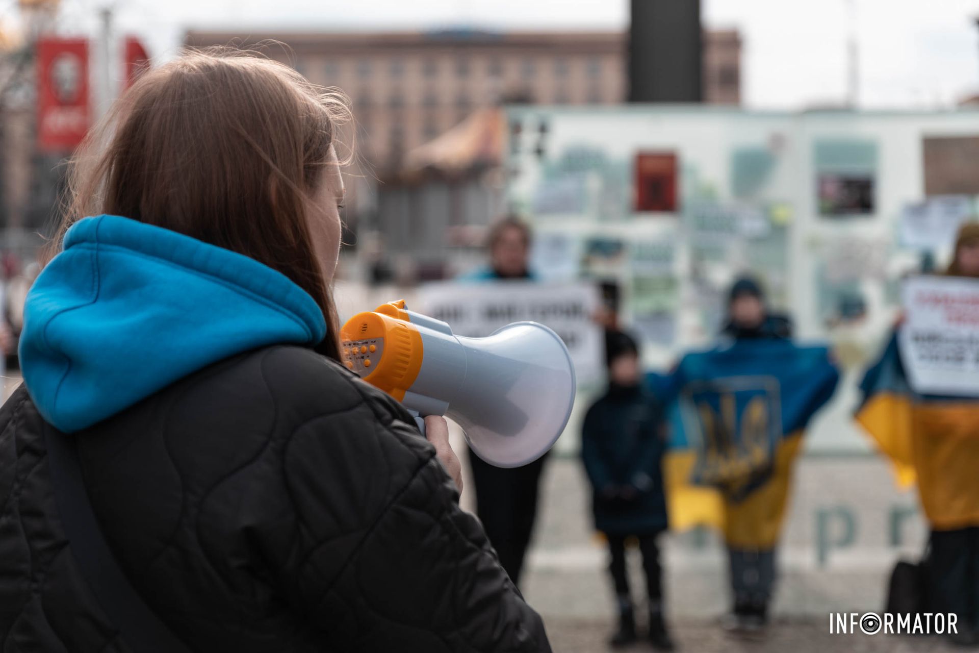 Женщины хотят привлечь внимание общества к этой проблеме. Женщины хотят привлечь внимание общества к этой проблеме.