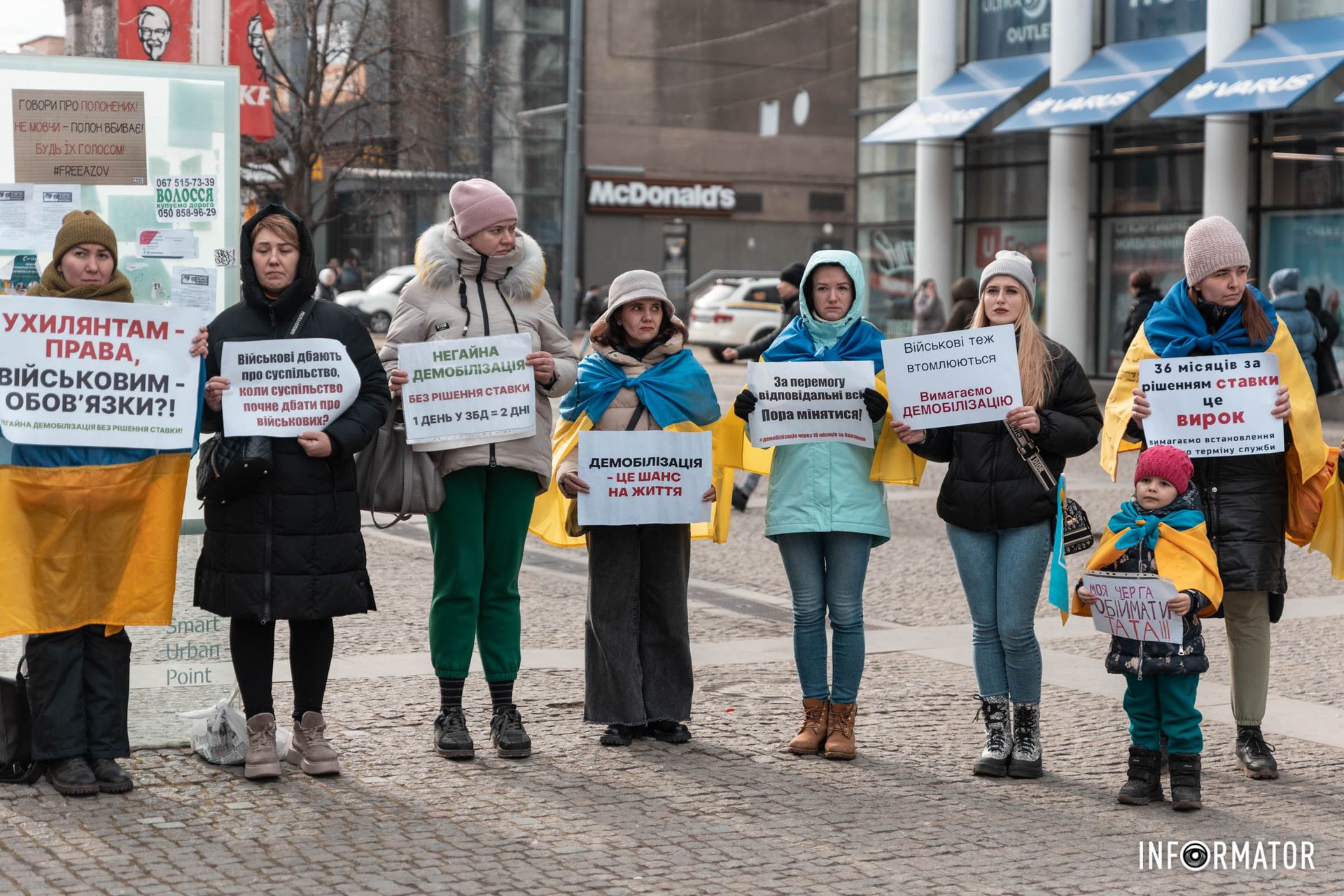Участники мирного митинга требуют демобилизации мужчин, которые служат уже 2 года Участники мирного митинга требуют демобилизации мужчин, которые служат уже 2 года