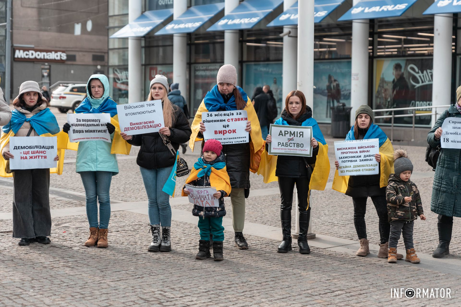 В воскресенье, 3 марта, в Днепре на Европейской площади собрались жены, дети и близкие действующих военнослужащих В воскресенье, 3 марта, в Днепре на Европейской площади собрались жены, дети и близкие действующих военнослужащих