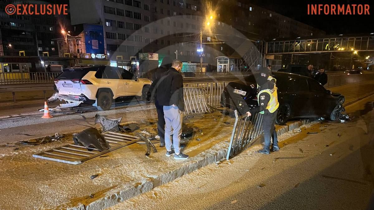 У Дніпрі на Слобожанському проспекті навпроти McDonald's Mercedes влетів у Toyota та зніс огорожу