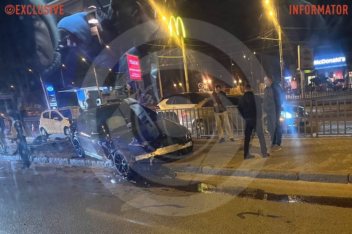 Mercedes влетел в Toyota, авто раскрутило