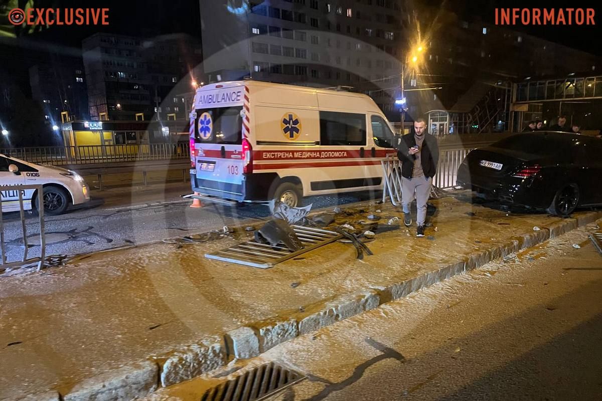 На месте работают патрульные и "скорая"