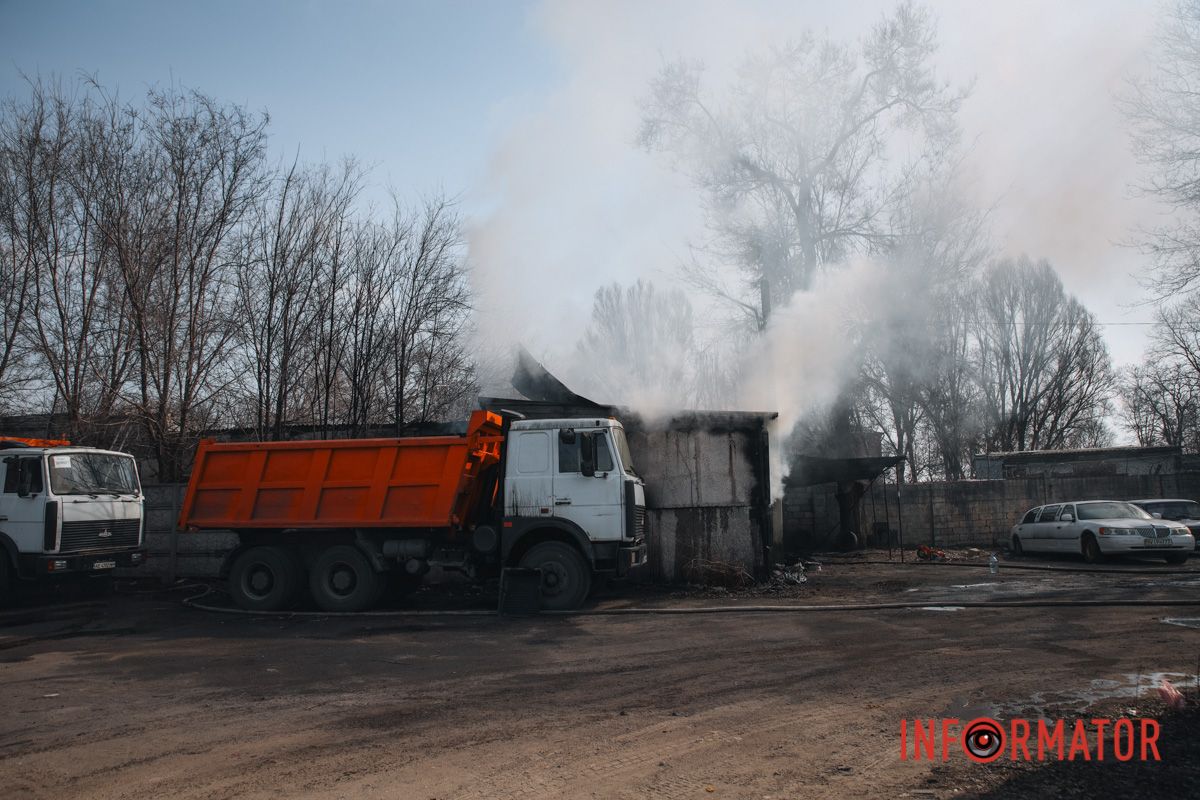 До приезда спасателей рабочие СТО пытались самостоятельно ликвидировать возгорание