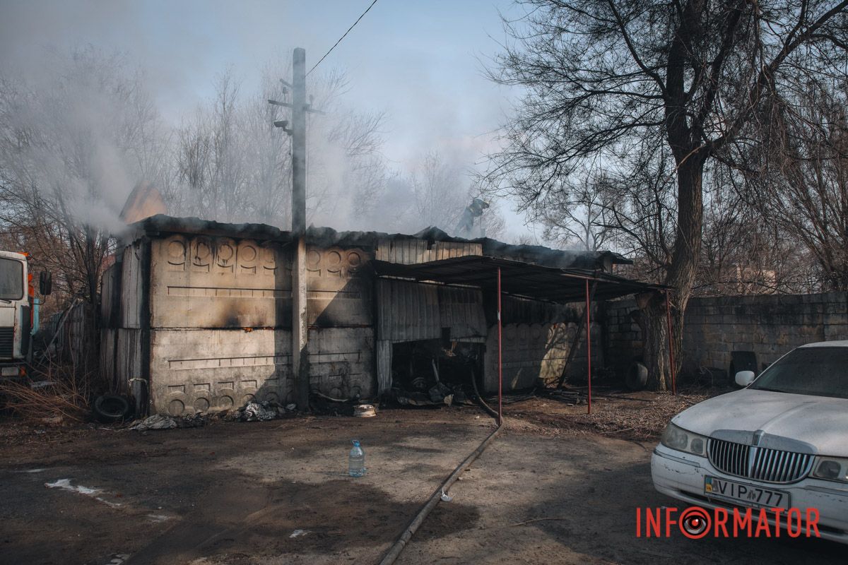 На складе горят двери, шины, диски и другие автомобильные детали