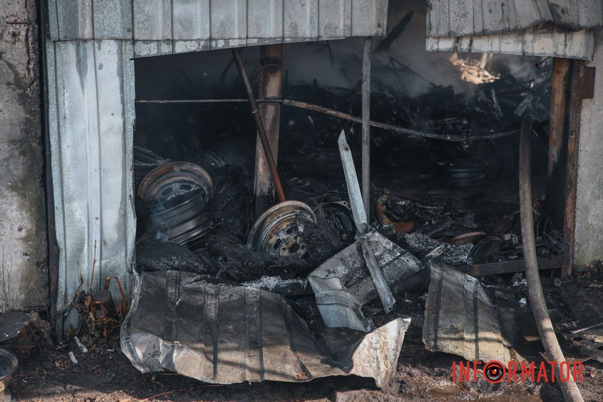 По состоянию на 12:34, пожарные ликвидируют возгорание