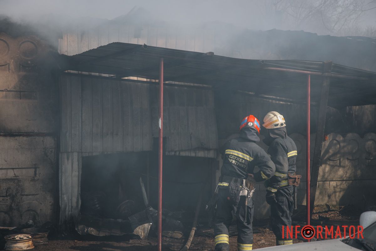 На территории СТО загорелся склад с запчастями