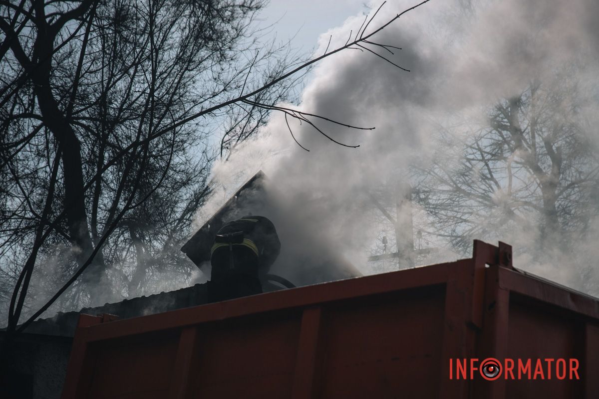 На месте происшествия находится карета скорой