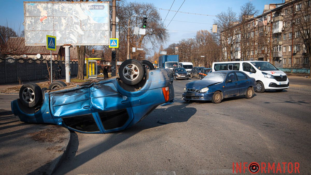 У Дніпрі на Богдана Хмельницького Dacia зіткнулась з Daewoo та перекинулась на дах